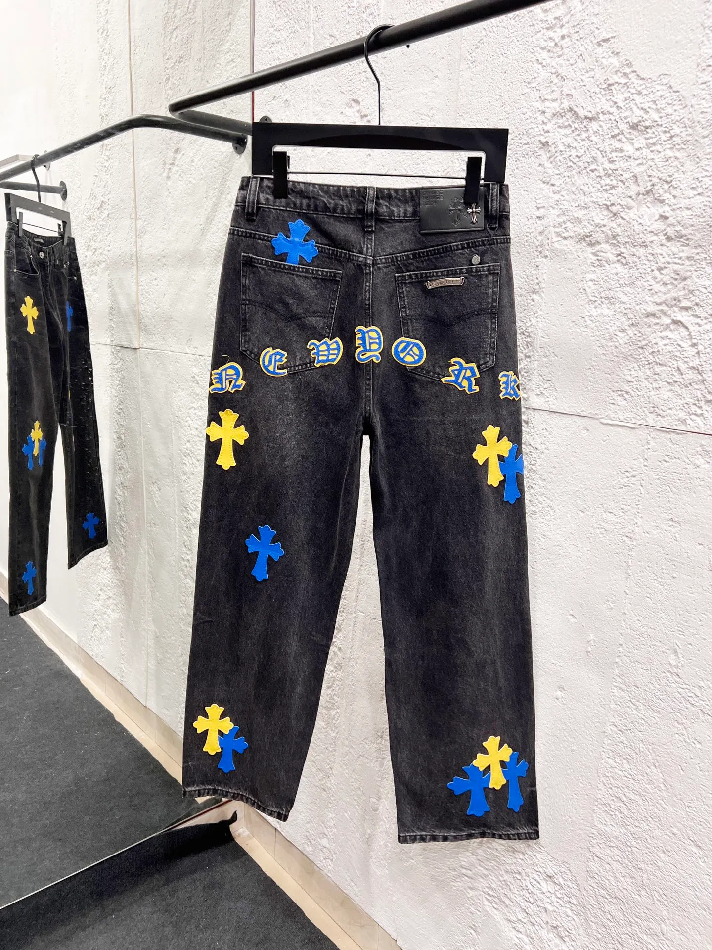 🅿️270 Style No.: H929 Chrome hearts & Chrome hearts 25ss blue and yellow leather black pants cross patch leather jeans CH Chrome hearts double knee cross patch leather bo1 version logging pants straight working pants B136 Chrome hearts cross Sanskrit overalls Counter price 24W level, patchwork cross flower embellishment, high waist washed jeans! ! Absolutely high-end luxury products, 1.9W level god-level single products, super popular products, made by top heavy industry, not to be missed. About Zangyin, this is an extremely luxurious fashion brand, which can also be called the nobles of the high street. It has always been an exclusive brand of some hipsters or rich second generation. Compared with ordinary high streets, it is more luxurious and noble. Compared with luxury brands, it has a more fashionable personality and has always been a brand that I have a special liking for. Imported yarn is custom-woven into a high-density twill canvas. While ensuring a stiff silhouette, the fabric feels very delicate. It follows the B01 classic silhouette. The upper body is stiff and stylish. The ready-made garments are stone-ground and fermented and can be matched with any style. Buttons and zinc brushing are washed with genuine YKK retro metal products. Double-layered canvas on the front. Perfect details. All hardware is perfect. Size: 30-32-34-36 Color: blue-yellow leather and black pants.